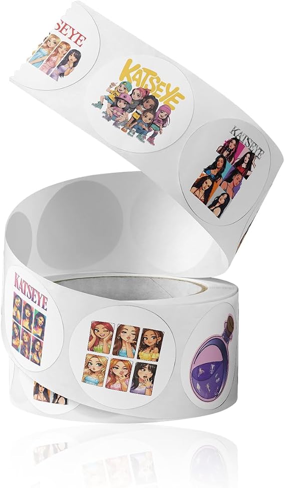 Katseye ステッカー ロール 500枚 - Kpop Girl Group 8 デザイン 1.5インチ 2026 ビニール 粘着 ラベル デカール - 簡単貼り付け 取り外し可能 ファン パーティー スカーフブック ウィンドウ タンブラー ティーン