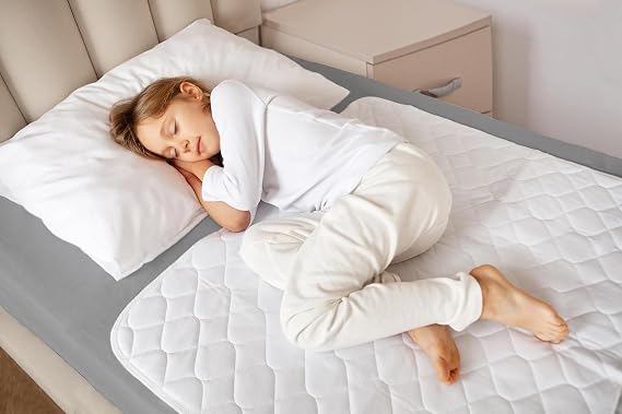 Lynmark Toddler Potty Training Bed Pads - Soft Waterproof Bedwetting Pee Protector Mat for Kids - Multi-Layer Non-Slip Washable Incontinence Mattress Sheet Absorbs Up to 2000ml - 33" x 27", White